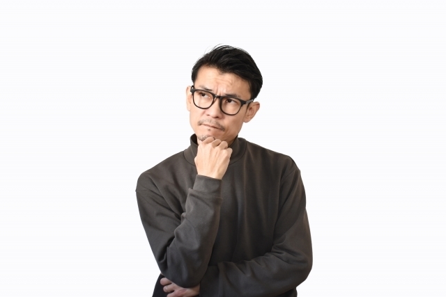 50代独身男性が将来や婚活について悩み考えている様子